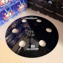 Černý kovový činely s otvory v povrchu. Na horní části je bílý nápis OBSIDIAN a pod ním menší text 18" Ozone Crash. Ve spodní části je bílé logo a ná…