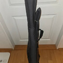 Šedý textilní pouzdro (gig bag) na hudební nástroj. Má připevněnou ramenní popruh a boční kapsu. Povrch je v dobrém stavu bez viditelných poškození,…