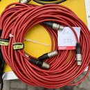 Svinutý červený kabel s konektory XLR na obou koncích. Na kabelu jsou dvě žluté papírové značky s nápisem 6 m. Přiložen je bílý lístek s ručně psaným…