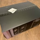 Černý papírový karton s produktovou fotografií dvou černých studiových monitorů. Na krabici je vidět bílý nápis EDIFIER a červenobílý nápis MR4. Horn…