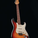 Elektrická kytara s trupem v provedení sunburst a bílým pickguardem. Na hlavě hředu je viditelné logo Fender. Nástroj má tři snímače, pět úhlových la…