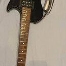 Elektrická kytara s tělem v žlutém sunburst provedení a hnědým hmatníkem. Na hlavě je bílý nápis "Epiphone" a kurzivní nápis "Special". Kytara má dva…