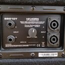 Zadávací panel černého zařízení s nápisy BB210T a HF HORN ATTENUATOR. Panel obsahuje dva vstupní konektory INPUT (označené A a B) vlevo, dva konektor…