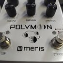 Bílý efekt pedál s nápisy POLYMOON a meris. Na horní straně jsou šest černých otočných knoflíků s popisky MULTIPLY, DIMENSION a DYNAMICS. Ve spodní č…