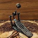 Krytý basový pedál v šedé barvě s kovovým povrchem. Na stupni je vyražen nápis "GUDMAN". Mechanismus obsahuje řetězový pohon a nastavitelné spojení.…