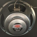 Zadní strana kytarového reproduktoru s kovovým rámem a magnetem. Na magnetu je štítek s nápisy CELESTION, G12E-60 a Custom Designed and Voiced for Ma…