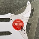 Bílá kytarovápickguard s nalepenou červenou kulatou nálepkou, na které je nápis Fender FREE ONLINE LESSONS FOR GUITAR, BASS AND UKULELE START YOUR TR…