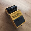 Žlutý kytarový efekt s černým spínacím pedálem. Na horní straně je nápis Acoustic Simulator AC-3 a logo BOSS. Jsou zde ovládací knoflíky, červená kon…