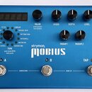 Modře lakovaný efektový pedál s nápisem strymon mobius. Na horní straně se nachází pět ovládacích potenciometrů s popisky VALUE, SPEED, DEPTH, LEVEL,…