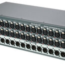 Šedý rackový přístroj s modrým bočním panelem. Na přední straně je nápis Soundcraft a MINI STAGEBOX 32I. Zařízení obsahuje několik řad konektorů XLR,…