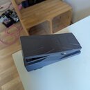 Černý sustain pedál s plastovým povrchem a protiskluzovou spodní stranou. Na horní části je vyryto logo BOSS. Pedál vykazuje mírné známky používání v…