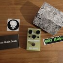 Zelený kytarový efekt s nápisy WAY HUGE a GREEN RHINO, pod kterým je menším písmem uvedeno TWEAKABLE overdrive. Pedál má tři černé ovládací knoflíky…