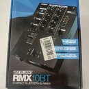Krabice s produktem Reloop RMX10BT, který je popsán jako COMPACT BLUETOOTH DJ MIXER. Na obalu je zobrazen černý mixér s ovládacími knoflíky, posuvník…