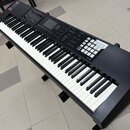 Černý digitální klavír s bílými a černými klávesami. Na levé straně horního panelu je bílé logo Roland. Panel obsahuje displej, několik otočných knof…