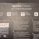 Fotografie zachycuje zadní stranu kartonového obalu od zvukové karty s nápisem apollo | twin USB 3 INTERFACE FOR WINDOWS. Na obalu jsou informativní…