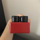 Červený obdélníkový box s dvěma černými otočnými knoflíky na horní straně. Povrch boxu vykazuje viditelnou vrstvenou strukturu typickou pro 3D tisk.…