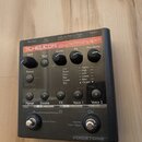 Černý efektový pedál s nápisy TC-HELICON a harmony G·XT. Zařízení má čtyři otočné ovladače (Input, Tone, FX, Harmony), přepínač Guitar s výběrem efek…