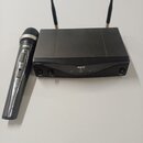 Černý bezdrátový mikrofon a doprovodný přijímač s dvěma anténami. Na mikrofonu je bílé logo AKG a nápis HN420 LP. Přijímač má bílé logo AKG a označen…