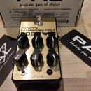 Zlatý kytarový efekt s šesti černými ovládacími knoflíky a červenou LED diodou. Na horní straně je nápis GOLD OVERDRIVE V4 a logo PAL800. Vedle efekt…