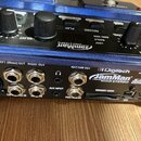 Modrý looper JamMan Stereo s ovládacími knoflíky a přepínači na horní straně. Na zadní straně jsou viditelné konektory s nápisy C INPUT, LEFT (Mono)…