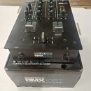 Černý DJ mixér značky FELOOP, model RMX10BT COMPACT BLUETOOTH DJ MIXER. Zařízení má několik otočných knoflíků, dva posuvníky a jeden centrální crossf…