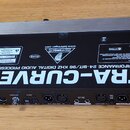 Zadní strana černého rackového procesoru s nápisem ULTRA-CURVE PRO a BEHRINGER. Na přístroji je uveden text ULTRA-HIGH-PERFORMANCE 24BIT/96 KHZ DIGIT…