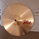Kruhové činely v zlatavé barvě s jemným broušením povrchu. Na ploše je červeným a černým písmem nápis pAiste pst 7 a pod ním menší text 10" SPLASH. N…
