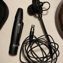 Černý mikrofon s ohybatým hrdlem a větrovým popsem. Na těle mikrofonu je bílý nápis prodipe a text Made In China Designed in EU. Součástí je černý ka…