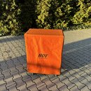 Oranžový textilní kryt na hudební kombo nebo zesilovač. Uprostřed je černý nápis HOT a pod ním menší text true tube amplifiers. Kryt vykazuje mírné p…