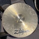 Kruhové činely z kovu s viditelným broušením povrchu. Na spodní části je čitelně napsán nápis Zildjian. Povrch vykazuje drobné nečistoty a stopy použ…