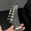 Černá hlava elektrické kytary s nápisem Epiphone. Na hlavě jsou umístěny šest chromovaných ladiček. Hrabednice je tmavého dřeva s viditelnou masivní…