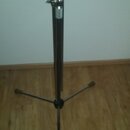 Černý mikrofonový nebo nástrojový stojan s trojnožkou. Stojan má teleskopický střední sloup a kovové spoje s utahovacími knoflíky. Na povrchu nejsou…
