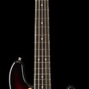 Pětystrunná elektrická basová kytara s tělem v provedení sunburst a světlou hnedou pickguardem. Na hlavě je viditelné logo Fender. Nástroj má dvě sní…
