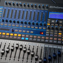 Digitální mixážní pult PreSonus STUDIOLIVE 16.0.2 USB v šedém provedení. Zařízení má LCD displej s modrým podsvícením, řadu faderů a ovládacích knofl…