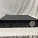 Černý rackový výkonový zesilovač s nápisem PV 900 a pod ním textem 500 WATT STEREO POWER AMPLIFIER. Na pravé straně je kulaté logo Peavey a nápis PV…