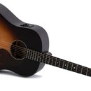Akustická kytara s tělem v barvě sunburst (přechod od žluté k černé). Na hlavě je bílý nápis SIGMA a pod ním menší text MADE IN KOREA. Nástroj má tma…