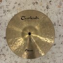 Kruhové činely z mosazného kovu s kovaným povrchem. Na horní části je černý nápis Turkish a pod ním menší text handmade cymbals from Turkey. Ve spodn…