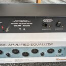 Černý rackový procesor s nápisem PROGRAM EQUALIZER EQP-WA WARM AUDIO. Na zadní straně jsou vstupy BALANCED INPUTS a výstupy BALANCED OUTPUTS, napájec…