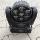 Černý LED reflektor s pohyblou hlavou a chladicími žebry v horní části. Na zadním panelu je vidět nápis EUROLIGHT a logo s textem behringer. Vedle di…