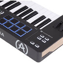 Černý MIDI kontrolér s klávesami a modrými čtvercovými pady. Na boku je bílý nápis ARTURIA a logo (A). Dále je zde text KEYLAB ESSENTIAL 49 a několik…