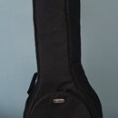 Černý pol pevný pouzdro (gigbag) na hudební nástroj. V dolní části je umístěno oválné logo s nápisem th-mann. Povrch materiálu je v dobrém stavu bez…