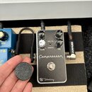 Černý efekt pedál s nápisem Compressor a logem Rumblefish. Na horní straně jsou dva otočné knofíky s popisky BLEND a TONE, přepínač SINGLE COIL / HUM…