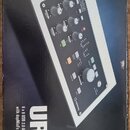 Krabice s audio rozhraním, na které je zobrazen produkt v bílo-černém provedení. Na obalu jsou nápisy UR 28M, steinberg a Cubase AI included. Dále je…