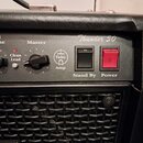 Horní ovládací panel kytarového zesilovače v černé barvě s nápisem Thunder 50. Panel obsahuje dva otočné knoflíky s popisky Lead Volume a Master, pře…