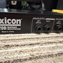 Černý rackový efektový procesor s nápisy Lexicon, MX200 Dual Reverb Effects Processor a Made in China. Zařízení má čtyři konektory rozdělené do sekcí…
