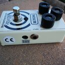 Bílý kytarový efekt s nápisy MXR a Wildside OVERDRIVE. Na horní straně jsou tři černé oválné kontrolní knoflíky a stoupací spínač. Na boční straně js…