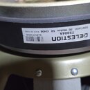 Detail zadní strany reproduktoru s kovovým rámem v béžové barvě. Na černém okraji je bílá nálepka s nápisy CELESTION, T3904A, VINTAGE 30 16ohm 50 GH0…
