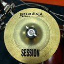 Zlatavý kovový činel s viditelným broušením povrchu. Na číneli jsou černé nápisy „istanbul“, „Mehmet Handmade Cymbals from Turkey“ a slovo „SESSION“.…