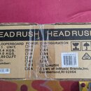 Kartonový obal s nápisy HEADRUSH. Na štítku je uveden model LOOPERBOARD, hmotnost N.W. 6.4 KGS a G.W. 9.0 KGS, u C/NO: je ručně zapsáno nečitelné ozn…