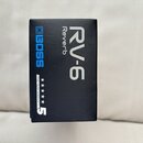 Černá krabice s nápisy v bílé a modré barvě. Na povrchu je uveden model RV-6, slovo Reverb a logo BOSS. V dolní části je nápis FIVE YEAR WARRANTY dop…